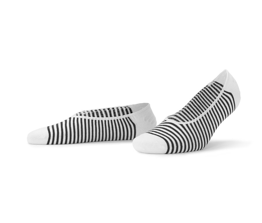 Zwei Paar weiße Sneaker-Füßlinge mit schwarzen Streifen.