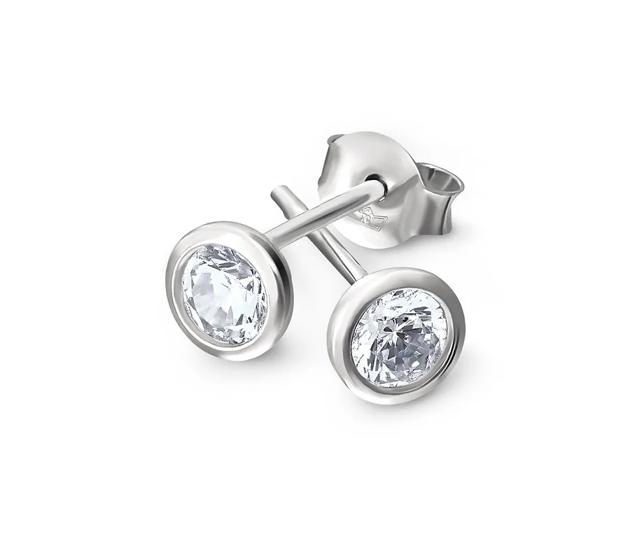 Zwei Ohrstecker aus 925 Silber mit Zirkoniasolitär liegen auf einem weißen Hintergrund.