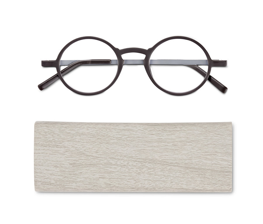 Eine ultraflache Lesebrille liegt über einem Brillenetui.