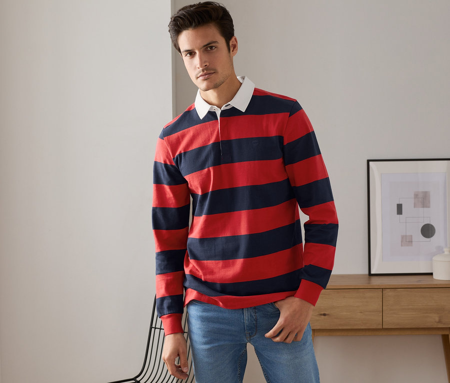 Mann posiert in navyfarben-rotem Langarm-Poloshirt.