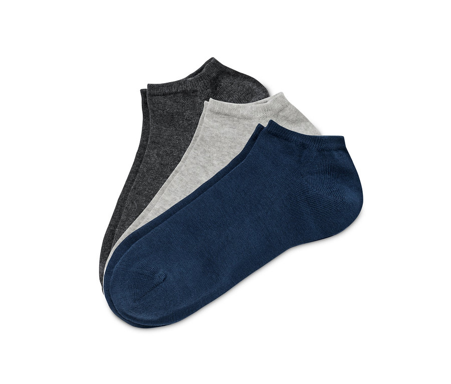 Drei Paar graue Sneakersocken.