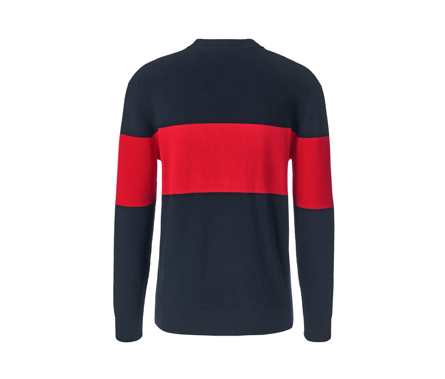 Detailaufnahme eines Strickpullovers mit rotem Streifen.