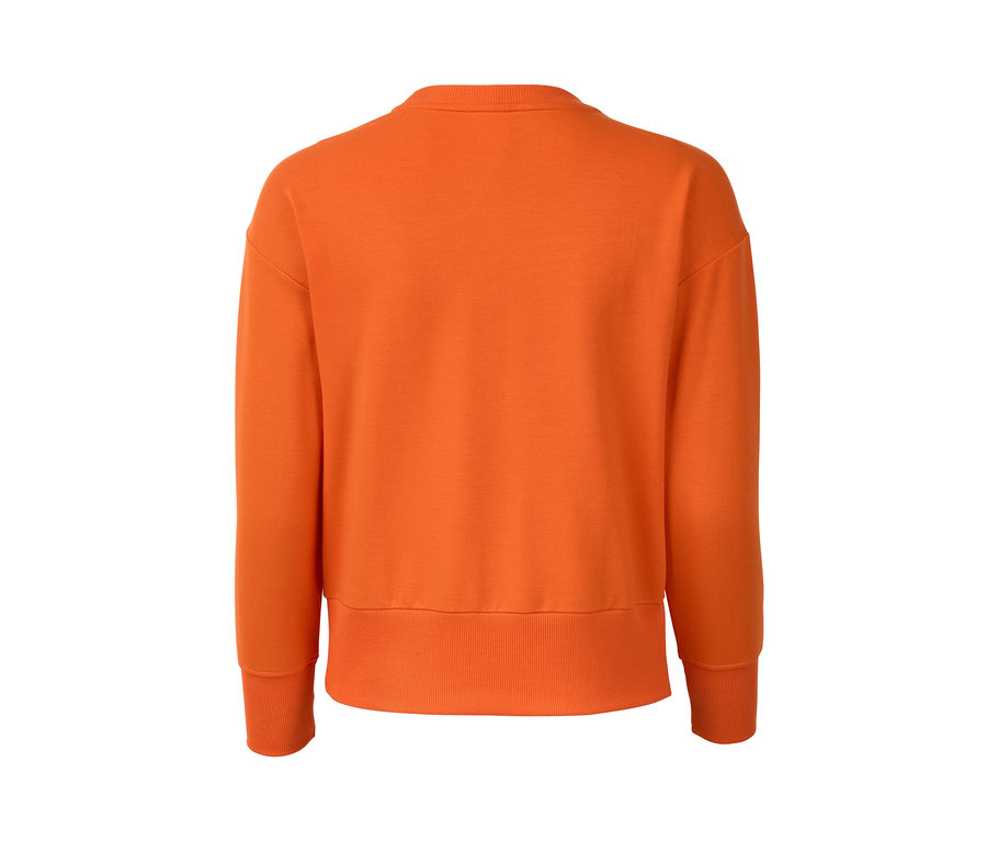 Detailansicht der Rückseite eines orangefarbenen Sweatshirts.