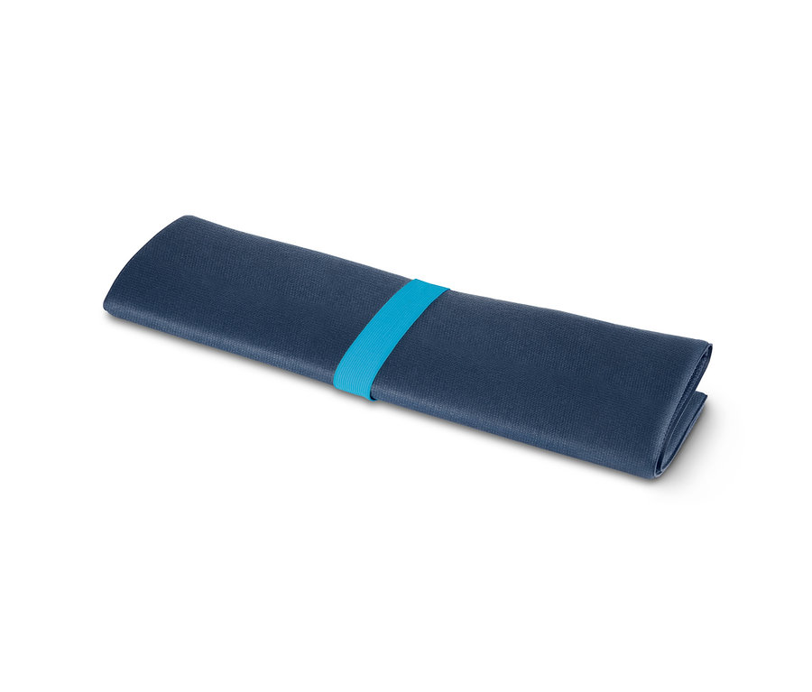 Eine zusammengerollte Mini-Fitness-Matte, die mit einem blauen Band zusammengehalten wird.