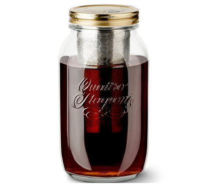 Ein Cold Brew Maker »BrewJar« gefüllt mit einem Getränk, vor einem weißen Hintergrund.