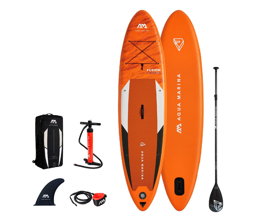 Zwei orangefarbene aufblasbare SUP-Boards »Fusion« von Aqua Marina und Zubehör.