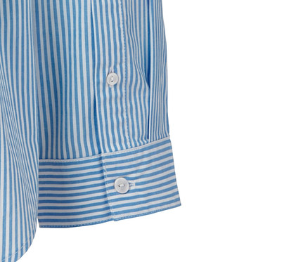 Detailansicht einer gestreiften Popeline-Bluse mit Knöpfen.