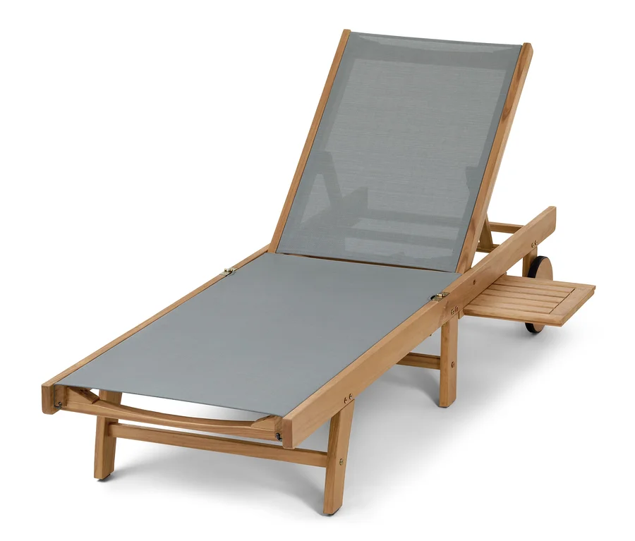 Graue Liege »Lenja« mit ausziehbarem Tabletttisch.