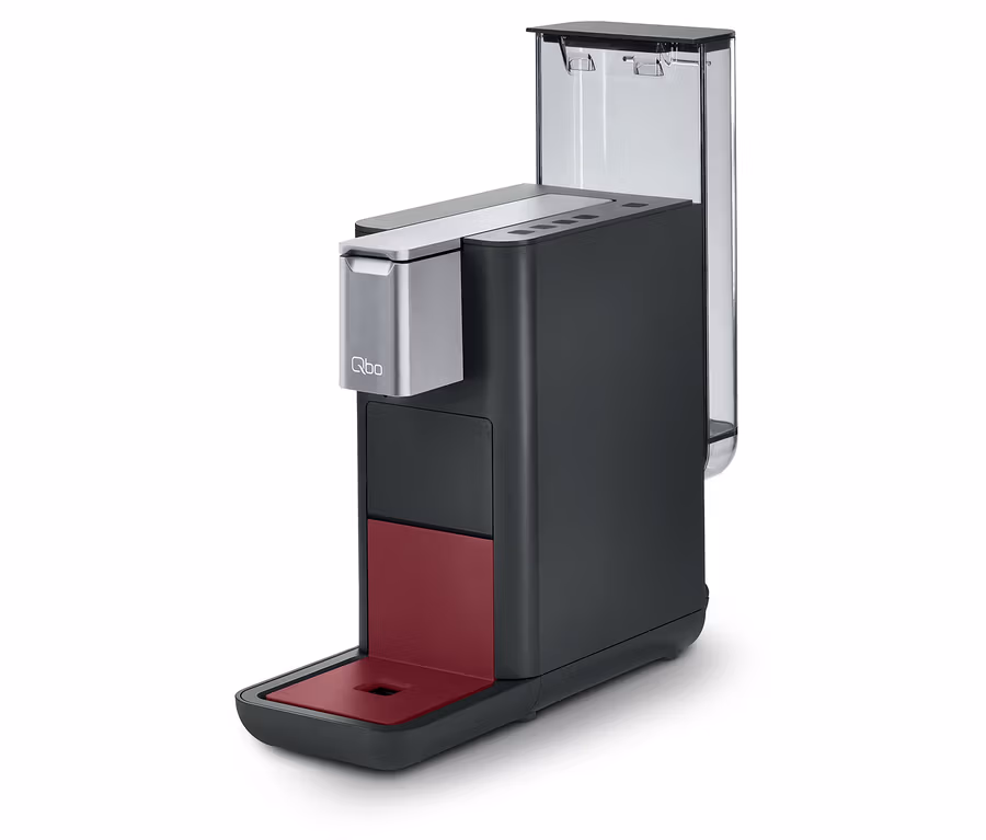 Eine schwarzgraue Qbo ESSENTIAL Dark Berry Kaffeemaschine auf weißem Hintergrund.
