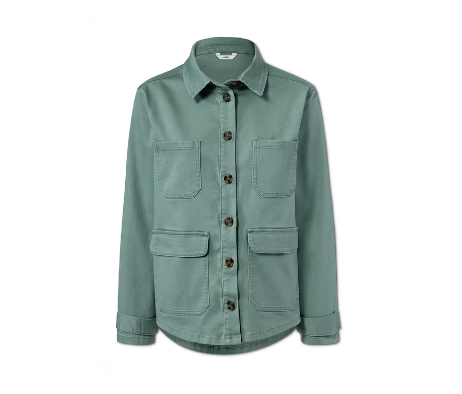 Grüne Cargojacke mit braunen Knöpfen und vier Taschen.
