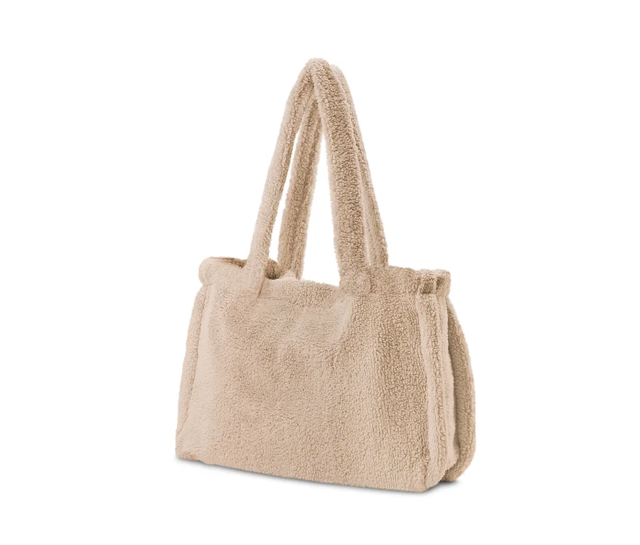 Eine beige Teddy-Tasche mit Henkeln.