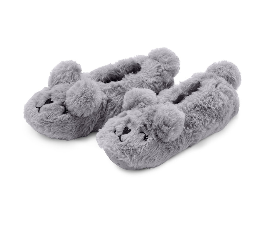 Zwei graue, flauschige Hausschuhslipper mit einem Bärengesicht.