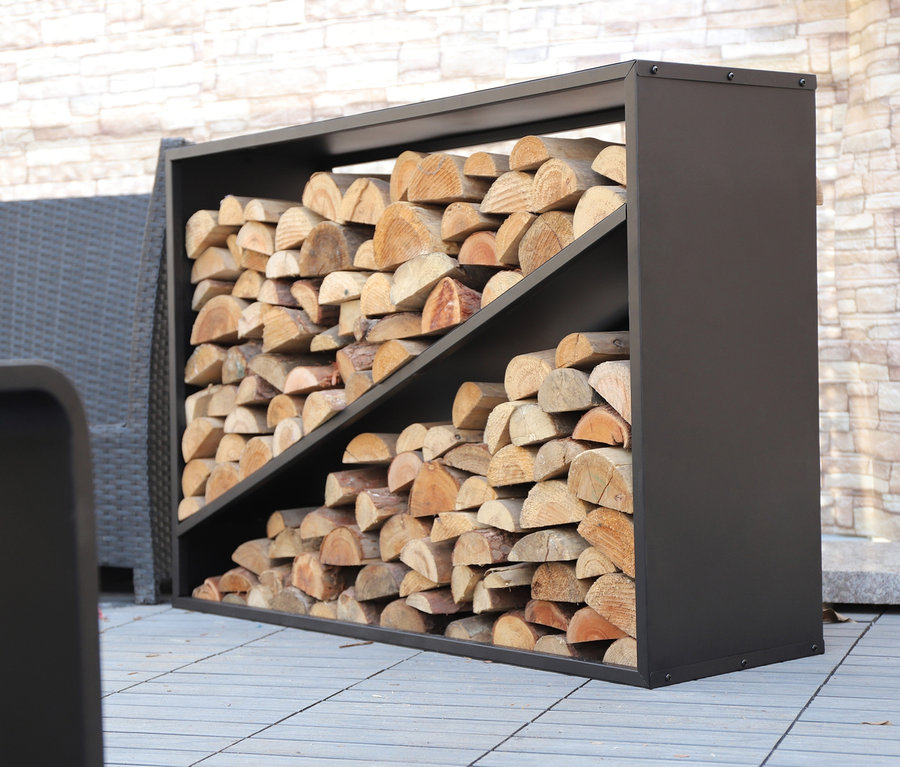 Ein ca. 114 cm hohes Kaminholzregal aus Metall, gefüllt mit Holzscheiten.