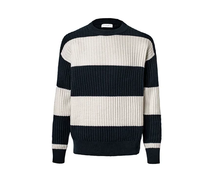 Grobstrick-Pullover mit horizontalen Streifen in Dunkelblau und Weiß.