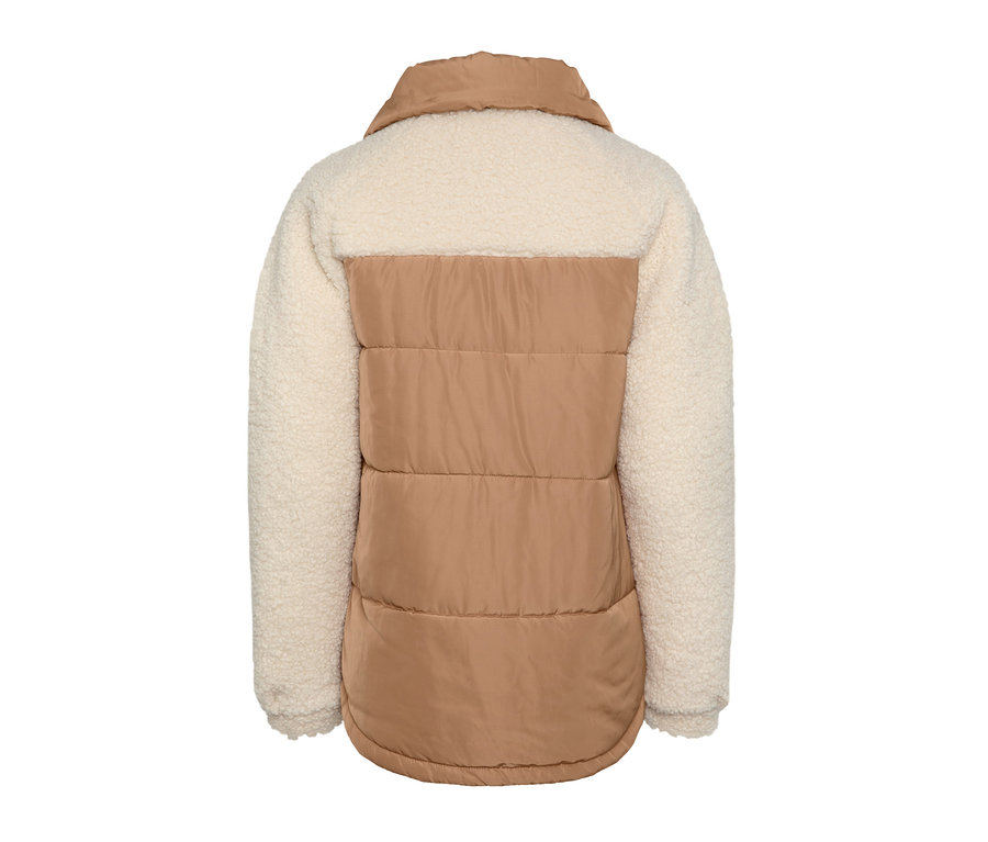 Detailansicht der Rückseite einer Steppjacke mit Teddy-Akzenten in Cognac und Weiß.