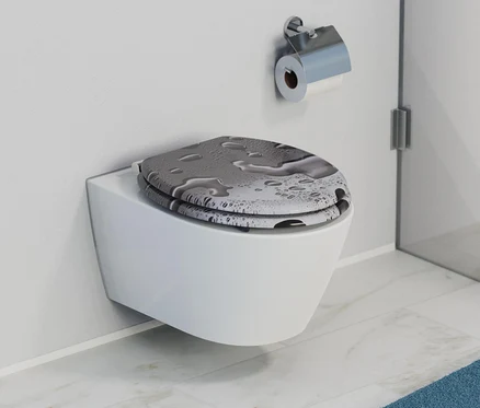 Weißes Wand-WC mit MDF WC-Sitz, Grey Steel mit Wassertropfenmuster.