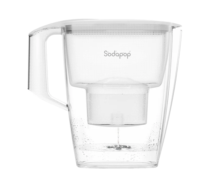 Ein Sodapop Wasserfilter »Selina« inkl. 3x3 Kartuschen wird mit Wasser befüllt.