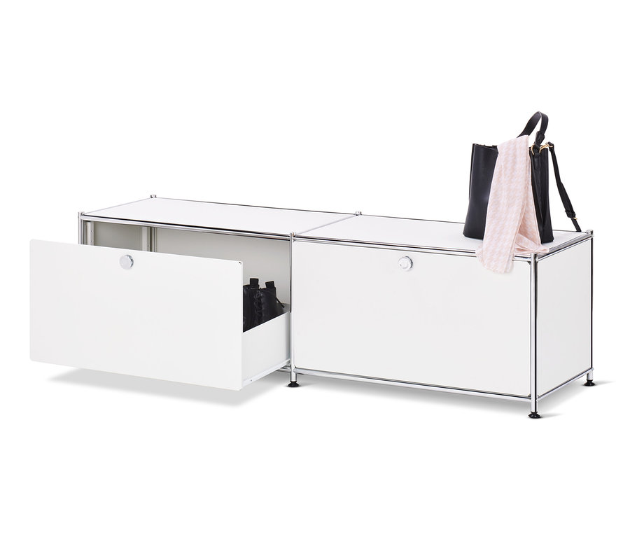 Geöffnetes weißes Lowboard Metall »CN3« mit Schubladen, mit Schuhen darin und einer Handtasche und einem Schal darauf.