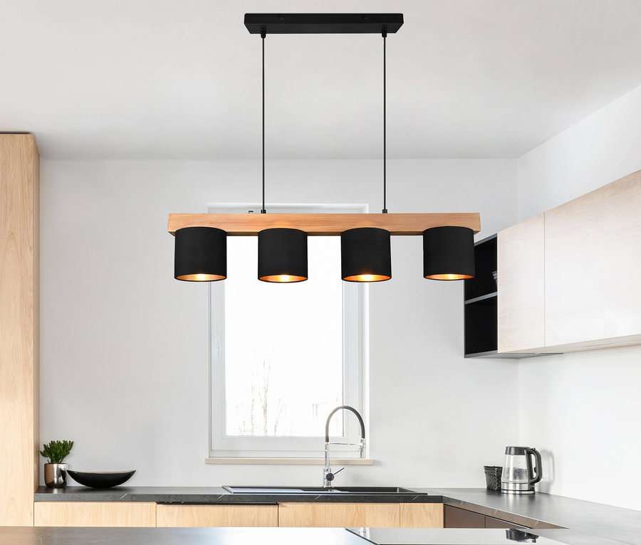 Eine Trio Pendelleuchte »Cameron« in Schwarz hängt über einer schwarzen Kücheninsel mit drei Hockern.
