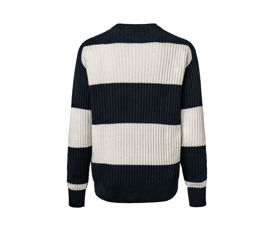 Rückansicht eines grob gestrickten Pullovers mit breiten horizontalen Streifen in Dunkelblau und Creme.