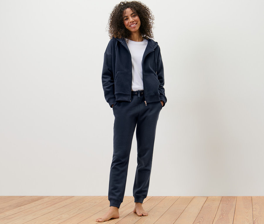 Frau trägt einen dunkelblauen Hausanzug.