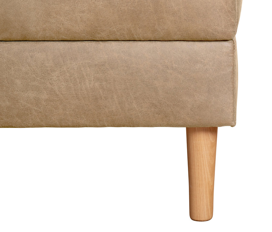Detailaufnahme eines Saharafarbenen Federkern-Eckschlafsofa »Just More« mit Stauraumbank, mit Holzfuß.