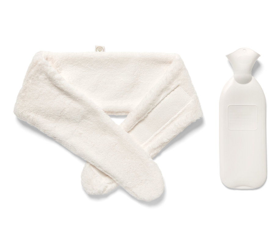 Weiße Wärmflasche und Band.