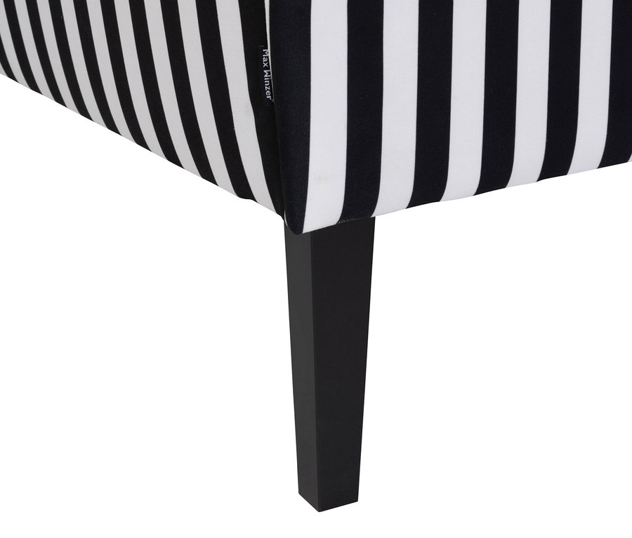 Detailansicht eines Küchensofas »Juuma« mit schwarz-weiß gestreiftem Bezug und schwarzen Beinen.