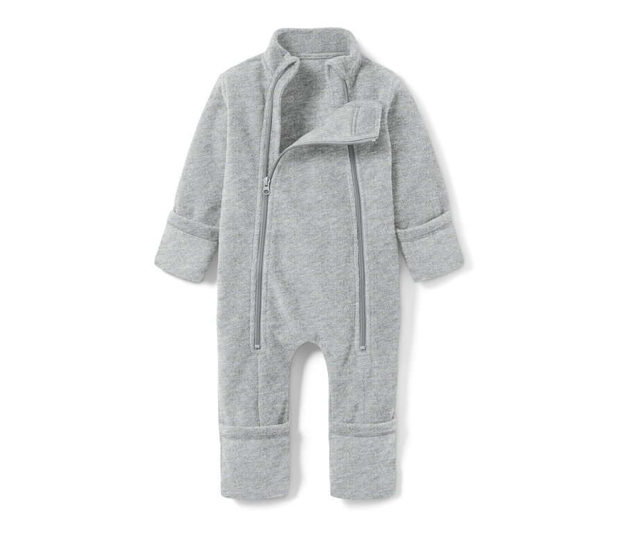Grauer Baby-Fleece-Einteiler mit langen Ärmeln und Reißverschluss.