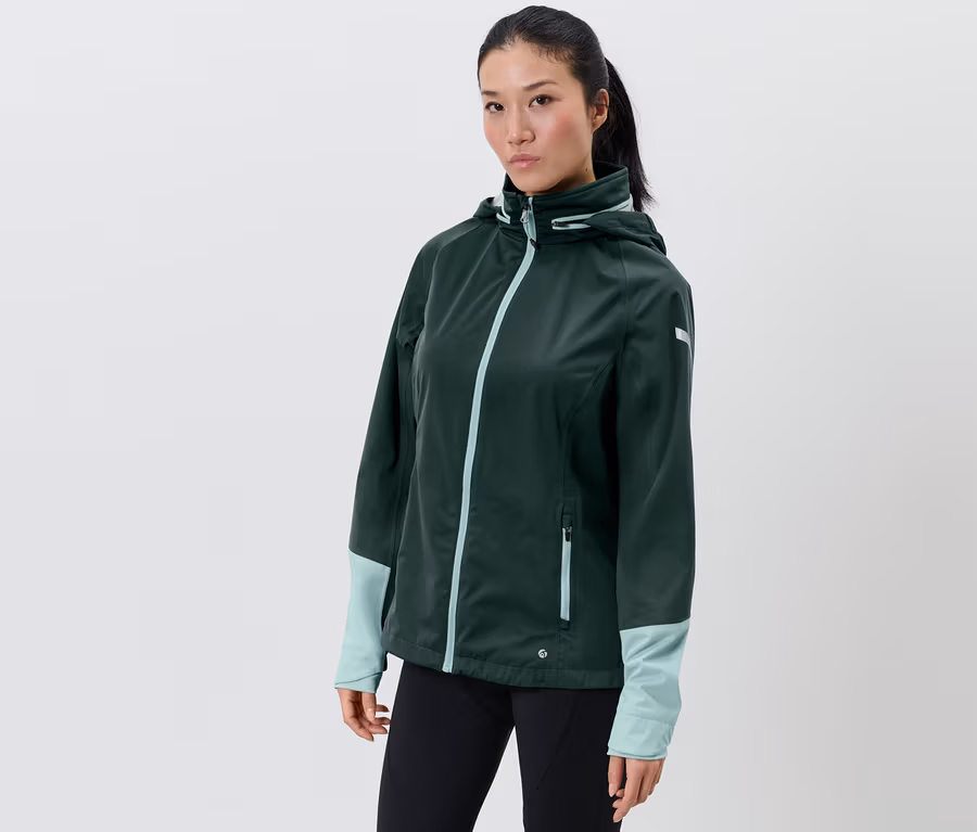Frau trägt eine Rad-Regenjacke.