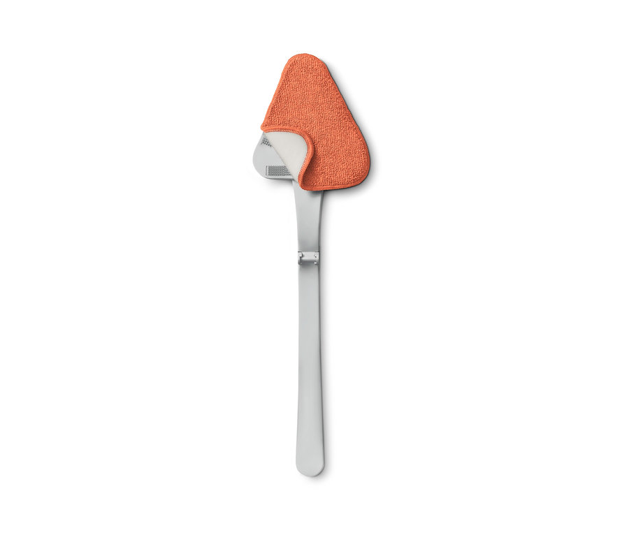 Autoscheibenreiniger mit orangefarbenem, dreieckigem Mikrofaserpad.