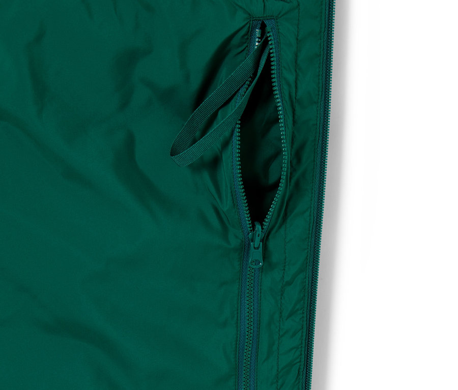 Detailansicht einer grünen Verstaubare Steppweste mit Reissverschluss und Schlaufe.