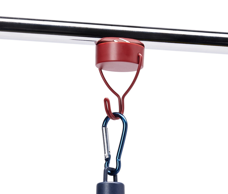 Eine blaue Lampe hängt mit einem 3 Magnethaken an einer Metallstange.