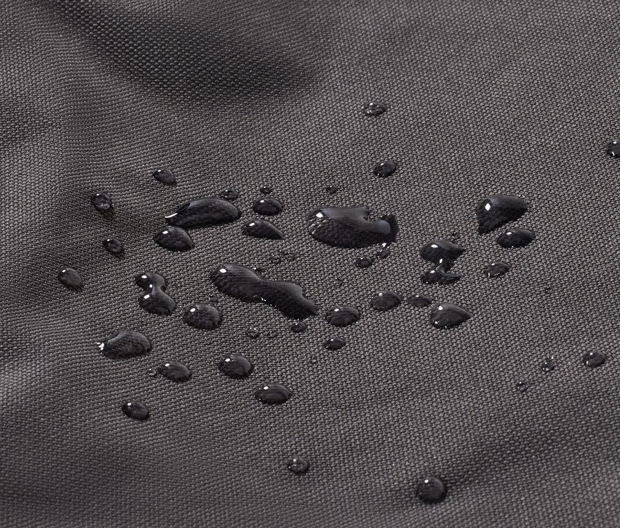 Nahaufnahme eines schwarzen Stoffes mit Wassertropfen.