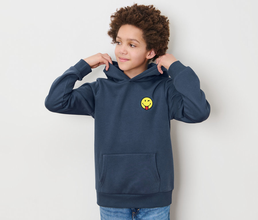 Junge richtet die Kapuze vom Kinder-Sweat-Hoodie »Smiley«.