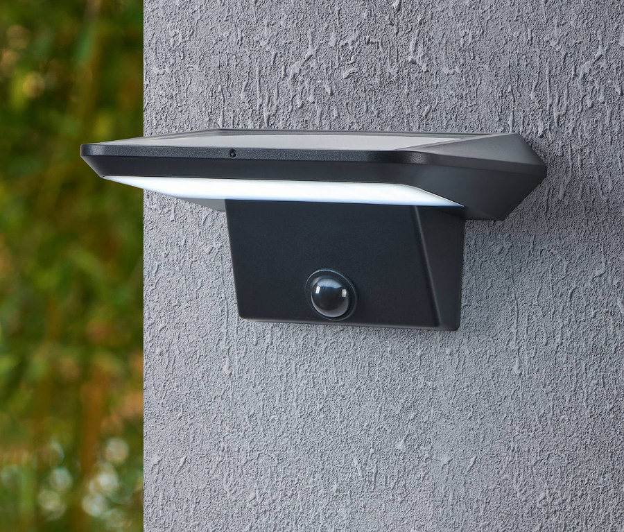 Schwarze Eglo Solar-Wandleuchte »Porrassa« an einer strukturierten Wand befestigt.