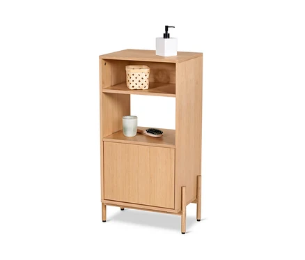 Ein Badezimmerschrank mit Holzfurnier hat zwei offene Regale, im obersten Regal befinden sich eine weisse Pumpe und ein Korb, im untersten Regal eine Tasse und eine Bürste.