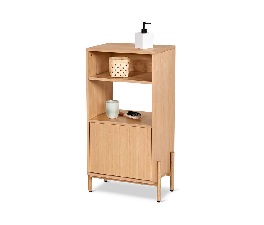 Ein Badezimmerschrank mit Holzfurnier hat zwei offene Regale, im obersten Regal befinden sich eine weisse Pumpe und ein Korb, im untersten Regal eine Tasse und eine Bürste.