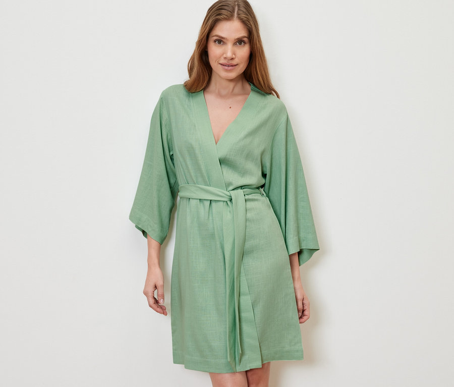 Frau trägt einen Morgenmantel.