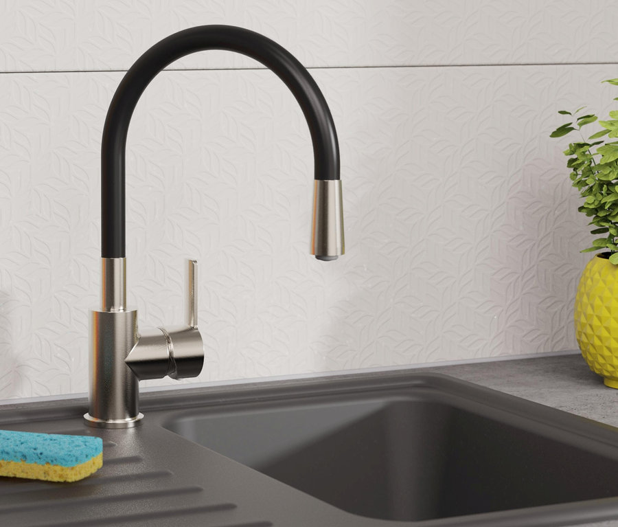 Schwarzes Spülbecken mit Edelstahl-Spültischarmatur »FLEXO« und gelber Pflanze.