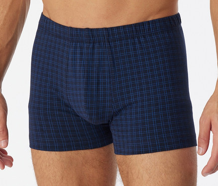 Mann trägt SCHIESSER Shorts, kariert.