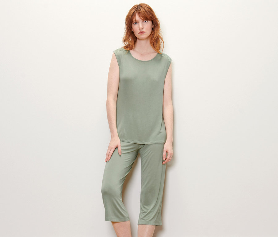 Frau posiert in grünem Pyjama.