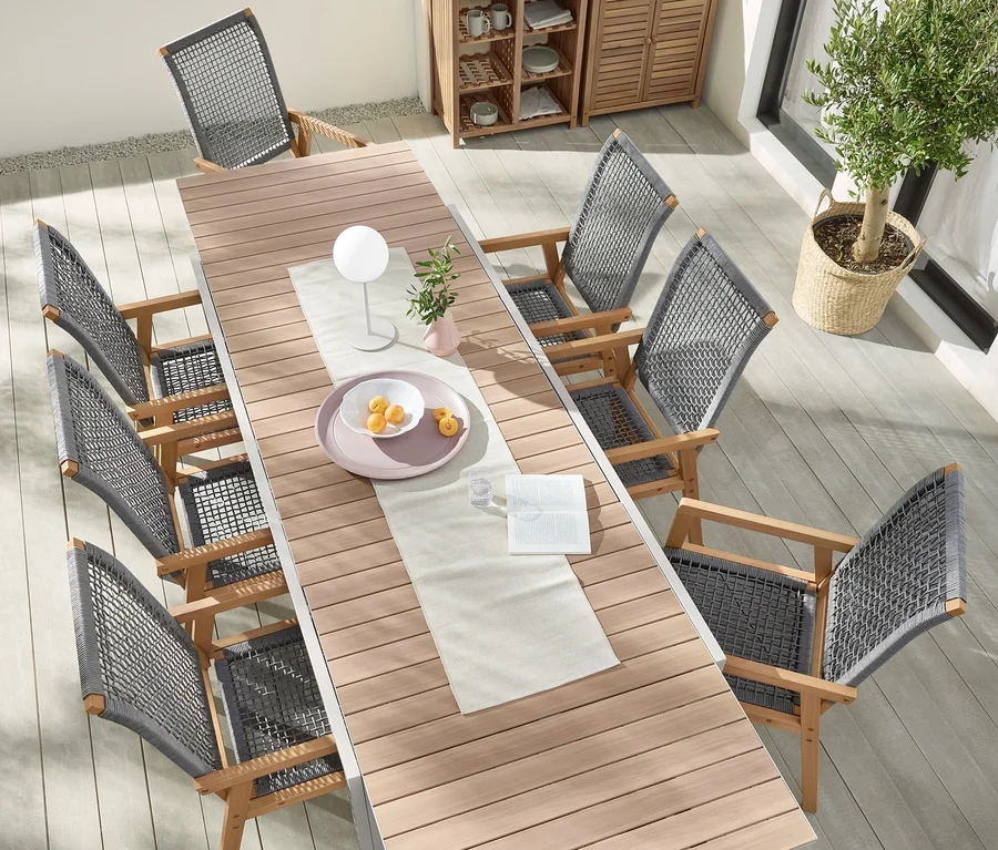 Gartenmöbel auf einer Terrasse: Ausziehtisch »Liska« aus Aluminium, umgeben von Hochlehnern mit Textilgeflecht. Auf dem Tisch steht ein LED-Akku-Tischleuchten-Set.