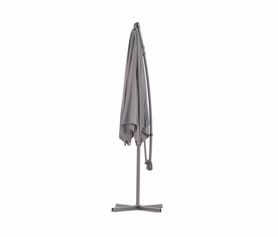 Zusammengeklappter anthrazitfarbener Leco Ampelschirm* Ø 300 cm, inkl. Schirmständer und Abdeckhaube.