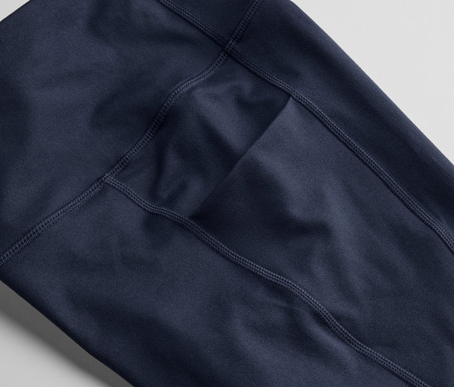 Detailaufnahme einer 3/4 Sporttight in Dunkelblau mit Tasche.