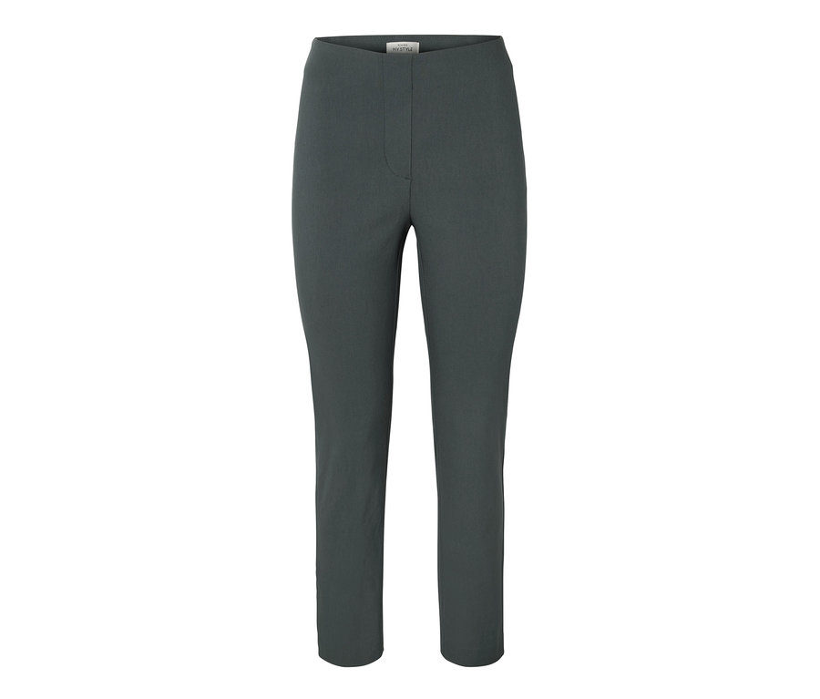 Dunkelgrüne Stretchhose.
