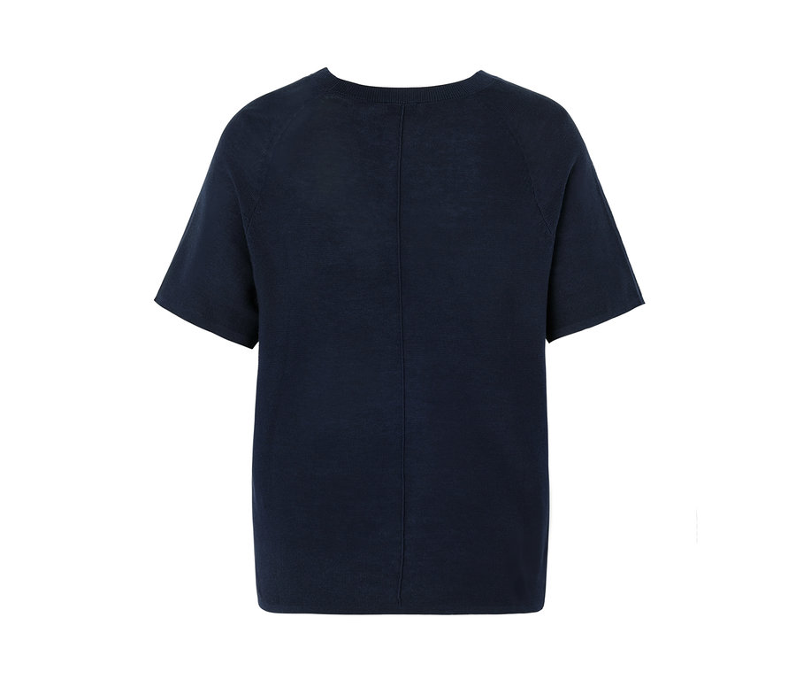 Detailansicht der Rückseite eines marineblauen Feinstrick-Shirts.