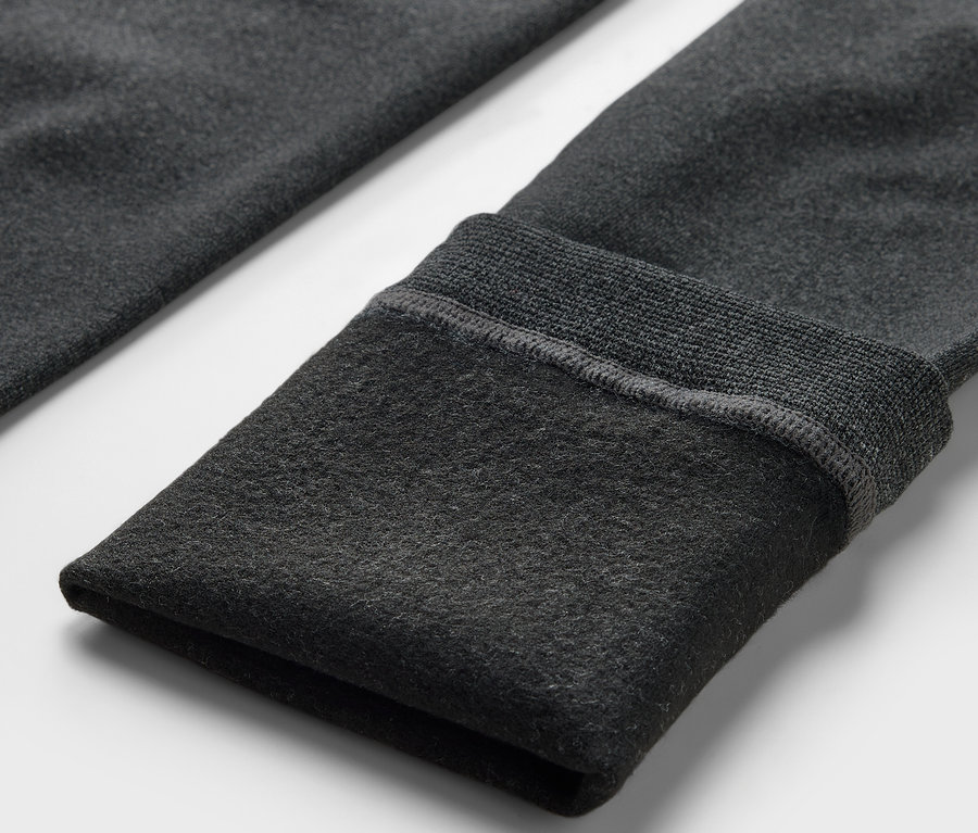 Detailaufnahme einer grauen Fleece-Leggings.