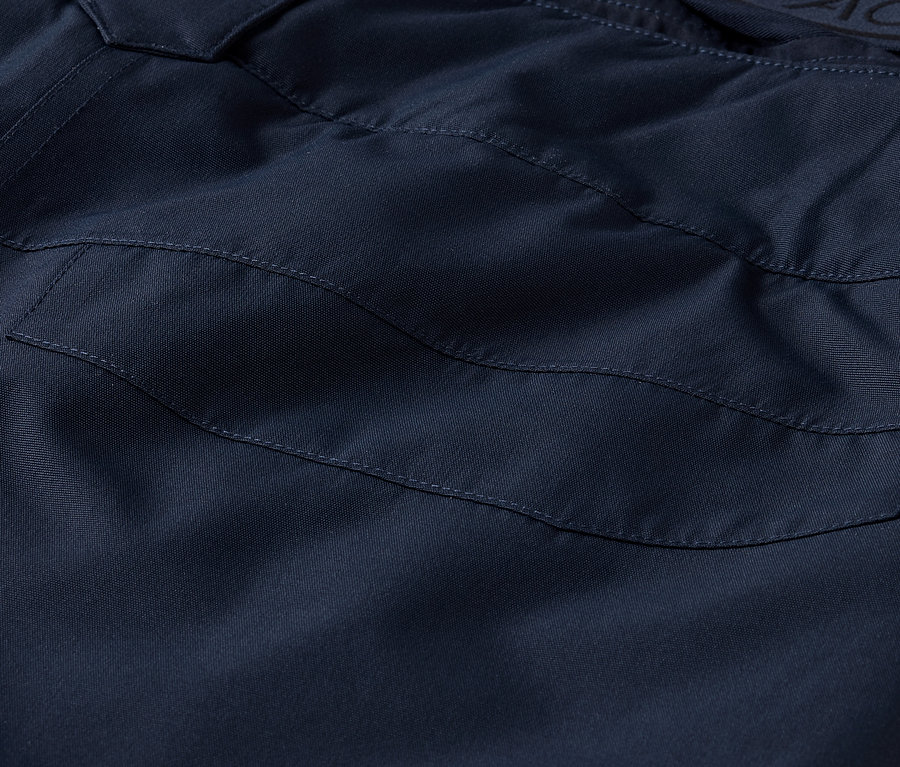Detailaufnahme einer marineblauen Hose mit Tasche.