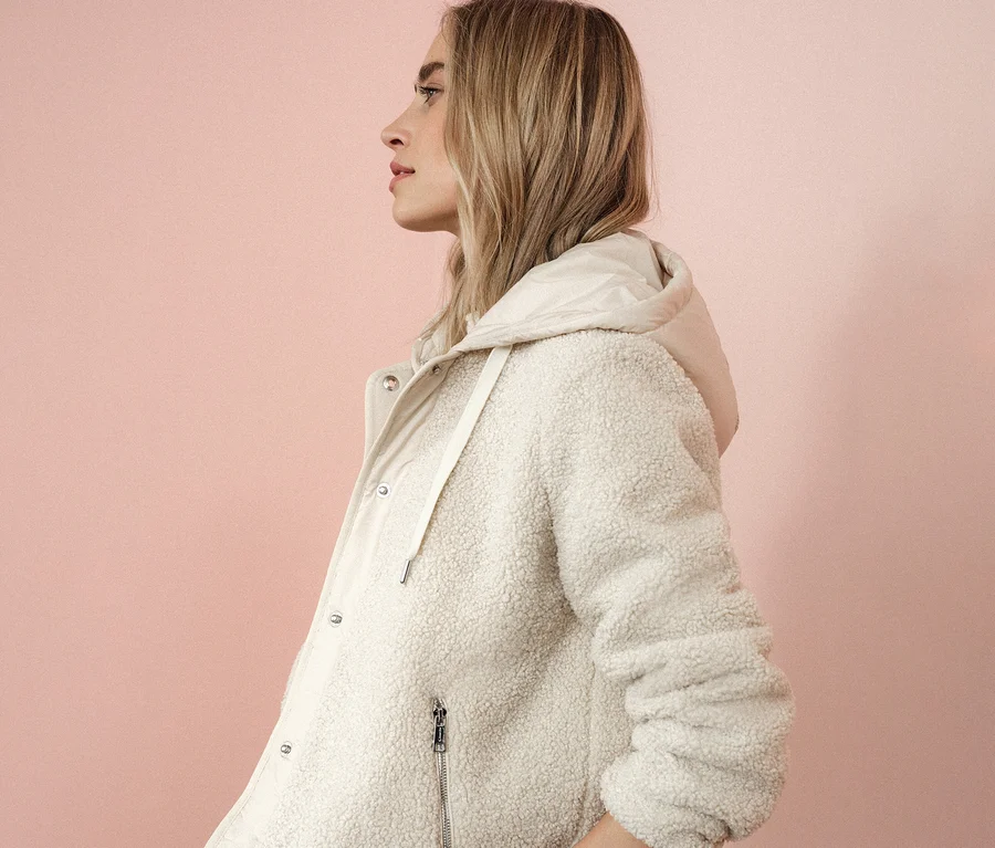 Frau im Profil trägt eine Street One Teddyjacke mit abnehmbarer Kapuze.